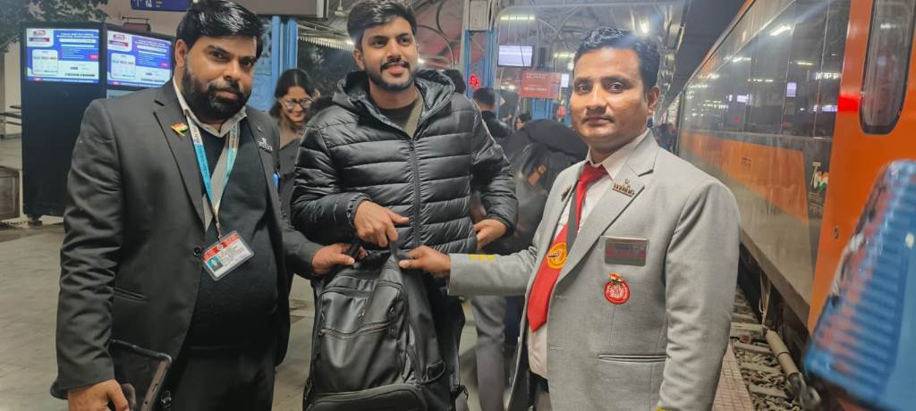 Ticket staff shows honesty returns passengers lost laptop in train